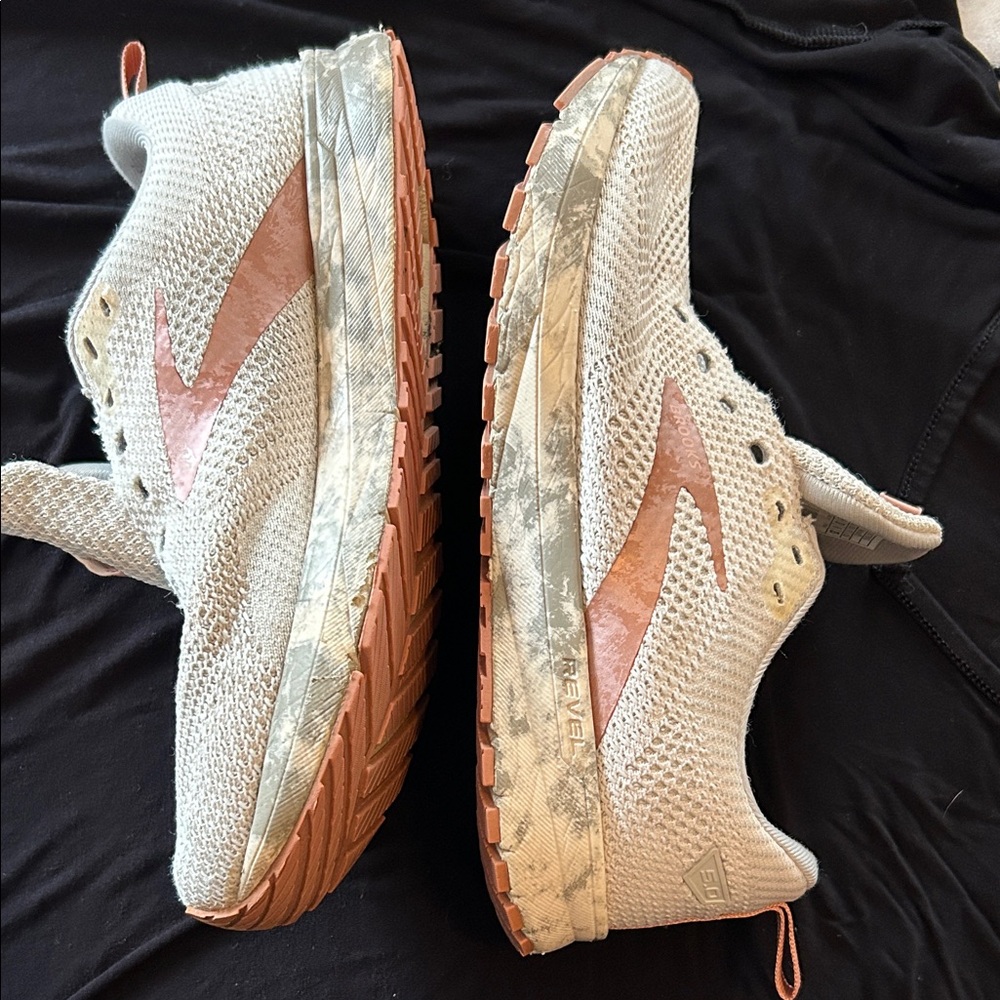 Brooks Women's White and Pink Athletic Shoes No Laces size 8